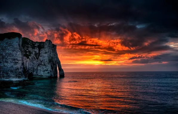 Картинка море, солнце, облака, лучи, пейзаж, закат, скала, Франция