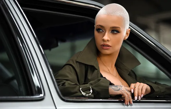 Машина, лысая, тату, окно, блондинка, плащ, Anastasia Hamraeva