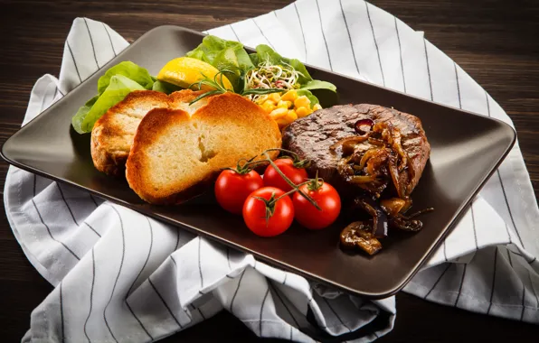 Зелень, лимон, кукуруза, хлеб, мясо, помидоры, поднос
