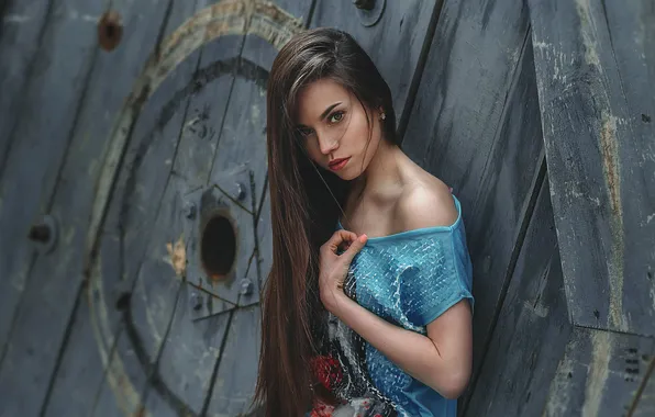 Картинка long hair, brown eyes, women, brunette, blue shirt, looking at viewer, hair hanging down, closed …