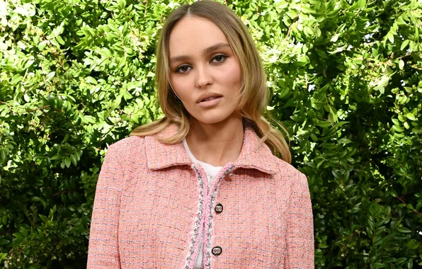 Взгляд, поза, модель, макияж, актриса, Лили-Роуз Депп, Lily-Rose Depp, фон кусты