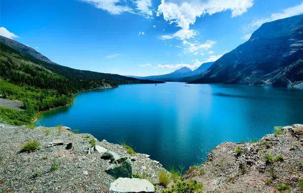 Небо, облака, деревья, горы, озеро