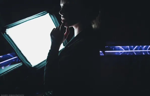 Картинка девушка, свет, секси, полумрак, photographer, пальчик, пухлые губы, Павел Смоленский