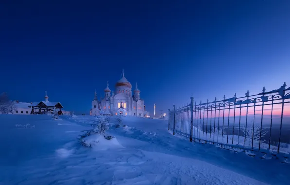 Картинка зима, снег, закат, забор, храм, Россия, тропинка, Пермский край