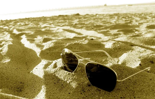 Картинка песок, море, пляж, вода, солнце, макро, очки, beach