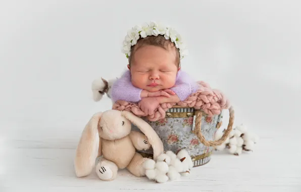 Картинка девочка, хлопок, светлый фон, венок, младенец, кадка, плюшевый кролик
