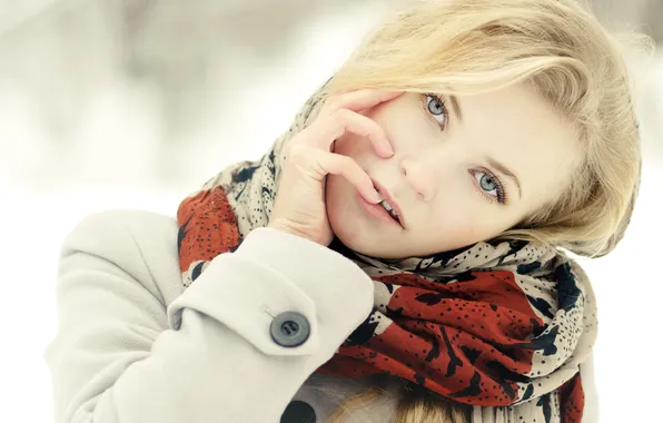 Картинка зима, глаза, взгляд, девушка, снег, лицо, волосы, рука