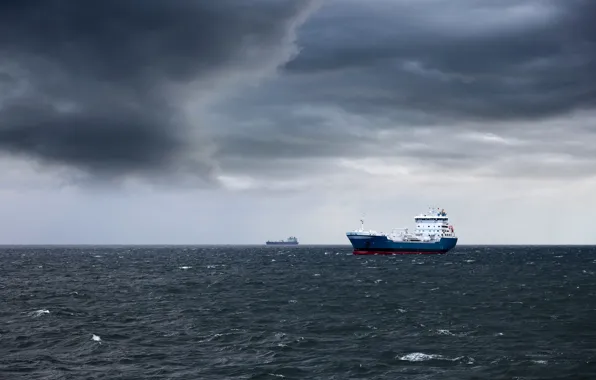 Море, тучи, пасмурно, корабли, горизонт, танкеры, Dark storm clouds