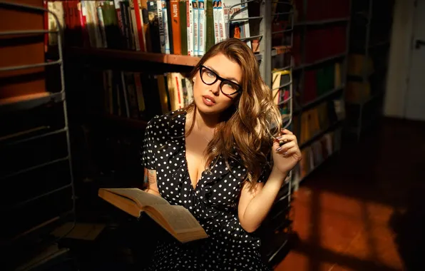 Книги, платье, очки, декольте, библиотека, шатенка, полки, шкафы
