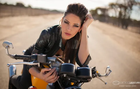 Взгляд, Эротика, девушка Raquel, позирует на мотоцикле Royal Enfield Continental GT
