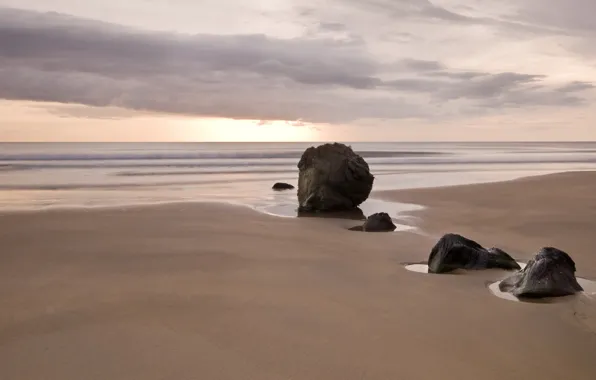 Картинка песок, море, облака, закат, камни, минимализм, лужи