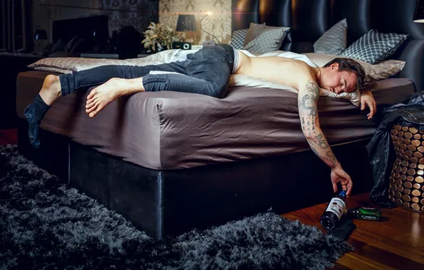 Кровать, мужик, ситуация, джинсы, тату, бутылки, пьяный, спящий