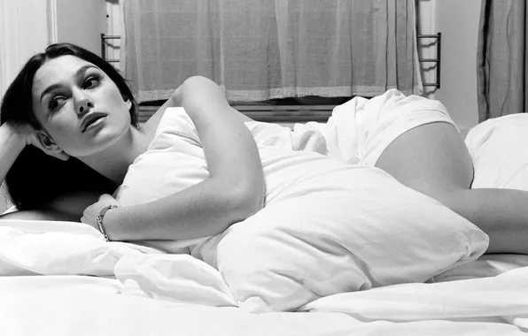Картинка девушка, кровать, Keira Knightley