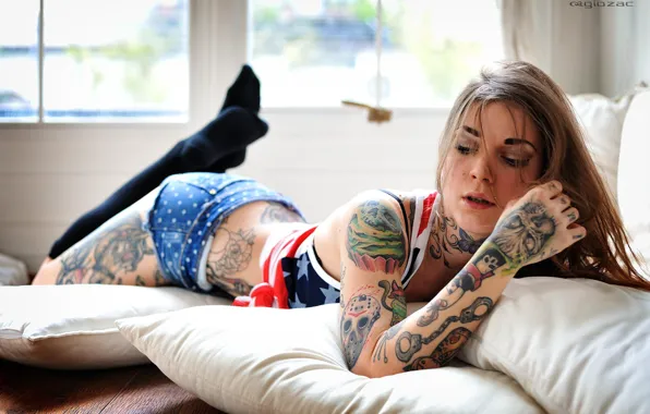 Девушка, поза, диван, тело, тату, шортики, ножки, photographer