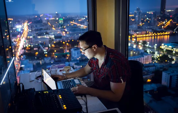 Carlos, Luces, Ciudad