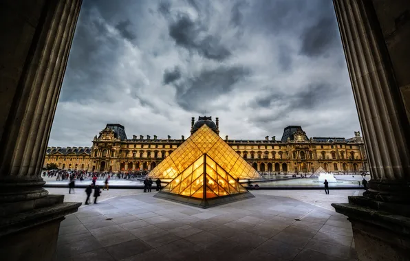 Картинка небо, город, люди, пасмурно, Франция, Париж, Лувр, пирамида