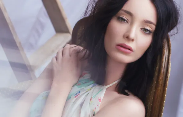 Девушка, брюнетка, Emma Dumont, Эмма Дюмон