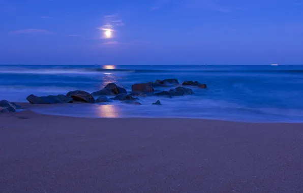 Картинка песок, пляж, небо, облака, ночь, камни, луна, берег