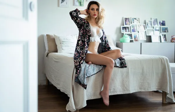 Секси, кровать, красотка, lingerie, халатик, фигурка, Virginia