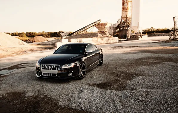 Audi, ауди, чёрная, black, бетонные блоки, конвейерная лента
