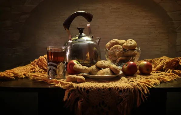 Картинка стакан, стол, чай, яблоки, чайник, печенье, тарелка, хлеб
