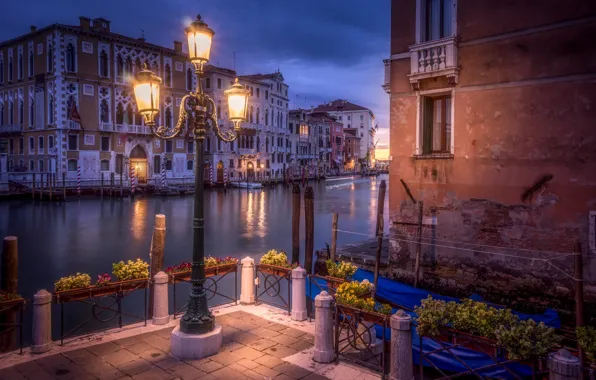 Картинка вода, город, огни, дома, вечер, Италия, фонарь, Венеция