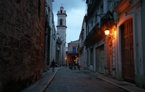 Картинка город, люди, улица, фонари, церковь, восход солнца, Куба, городской
