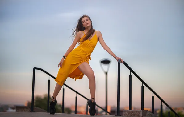 Картинка девушка, поза, ноги, жёлтое платье, Дмитрий Шульгин