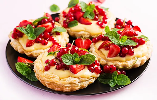 Ягоды, клубника, пирожное, смородина, тарталетки