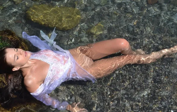 Вода, девушка, камни, мокрая