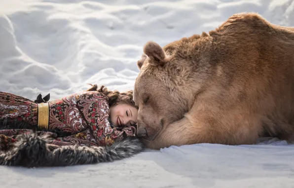 Картинка зима, снег, улыбка, Девушка, платье, медведь, лежит, Ирина Пирогова