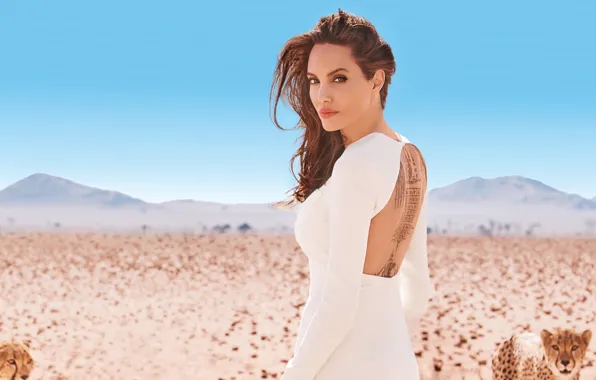 Картинка ветер, пустыня, волосы, спина, платье, Angelina Jolie, тату, Анжелина Джоли