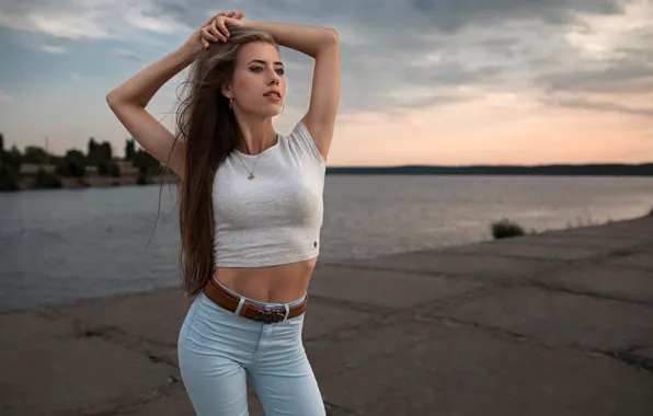 Картинка небо, закат, секси, поза, река, модель, портрет, джинсы