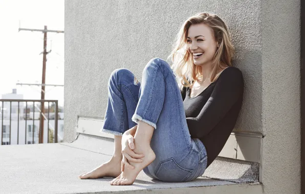 Взгляд, девушка, поза, улыбка, джинсы, Yvonne Strahovski