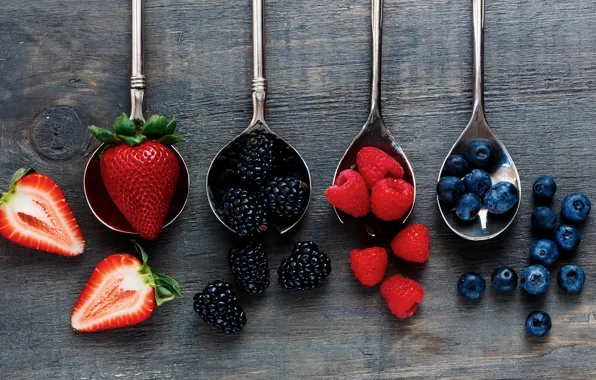 Картинка wood, fruits, strawberries, raspberries, spoons