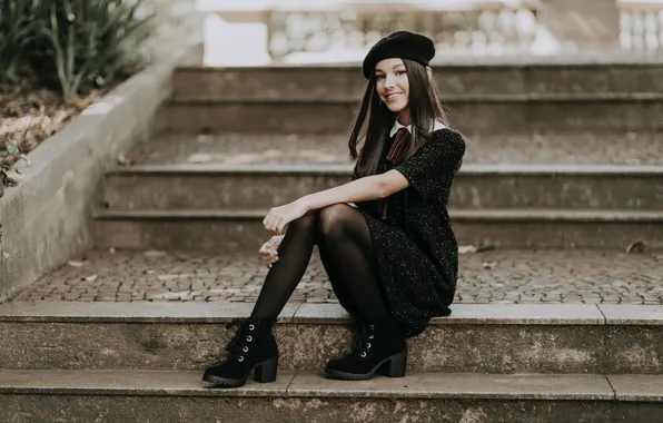 Картинка улыбка, brown eyes, берет, smile, карие глаза, beret, сидя на ступеньках, юная модница