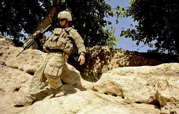 Картинка горы, оружие, солдат, экипировка, Афганистан, ВС США, камни.деревья