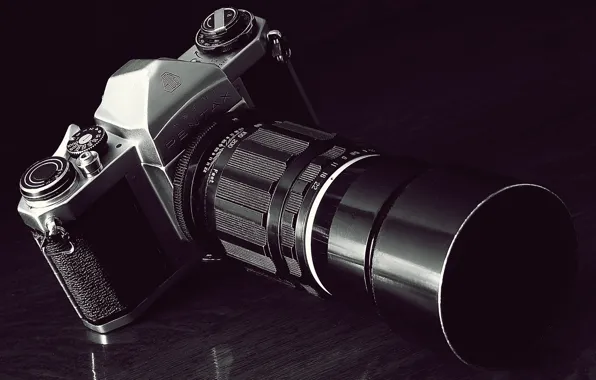 Картинка отражение, фотоаппарат, зеркальный, тёмный фон, с постоянным фокусным расстоянием 200мм, Pentax SV, светосильный объектив, Komura …