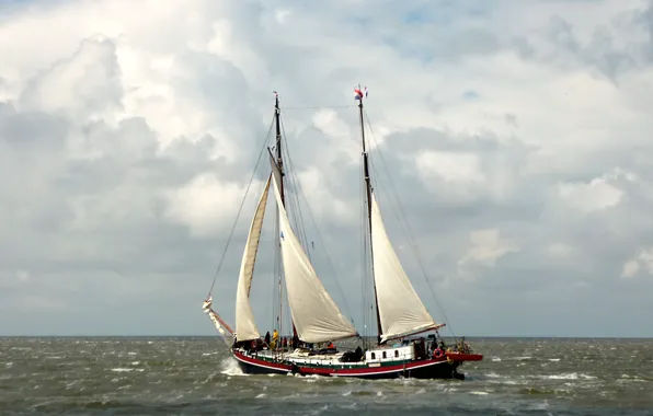 Море, волны, небо, парусник