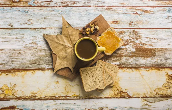 Картинка осень, листья, фон, дерево, кофе, хлеб, чашка, wood