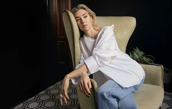 Взгляд, девушка, лицо, поза, фото, руки, рубашка, Vanessa Kirby
