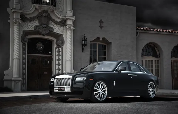 Картинка чёрный, здание, окна, Rolls-Royce, дверь, Ghost, black, ролс ройс