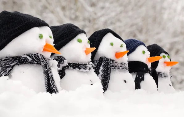 Картинка снег, снеговики, шапки, морковки, шарфы