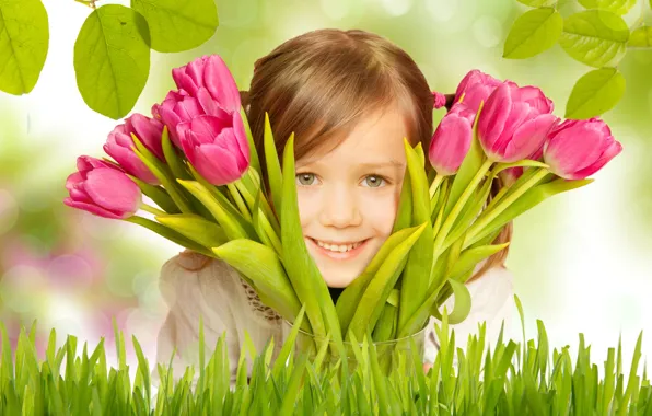 Картинка трава, листья, цветы, ветки, улыбка, букет, девочка, тюльпаны