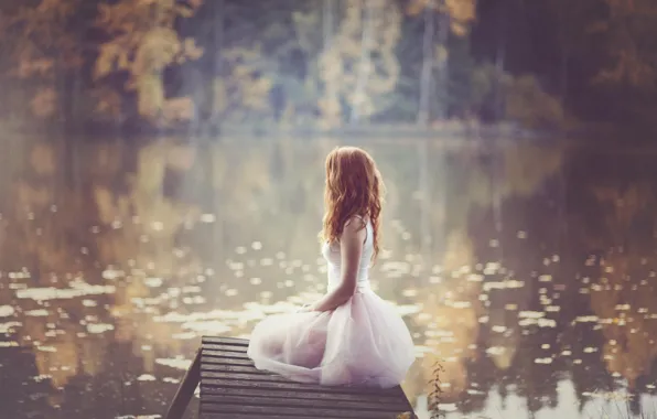 Картинка осень, вода, девушка, природа, размытость, платье, рыжеволосая