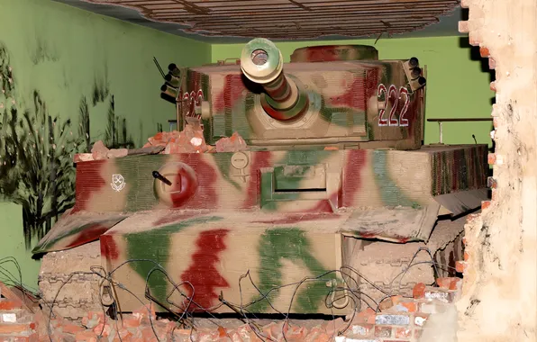 Картинка дом, стена, Тигр, танк, камуфляж, раскраска, кирпичь