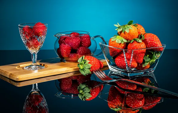 Картинка отражение, ягоды, малина, бокал, клубника, вилка, натюрморт, вазочка