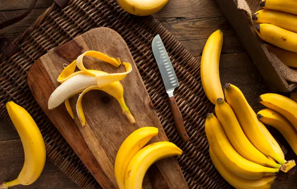 Стол, нож, бананы