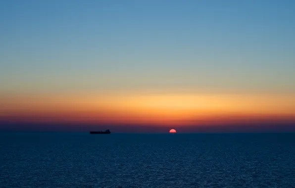 Картинка море, солнце, закат, корабль, танкер, диск, сухогруз