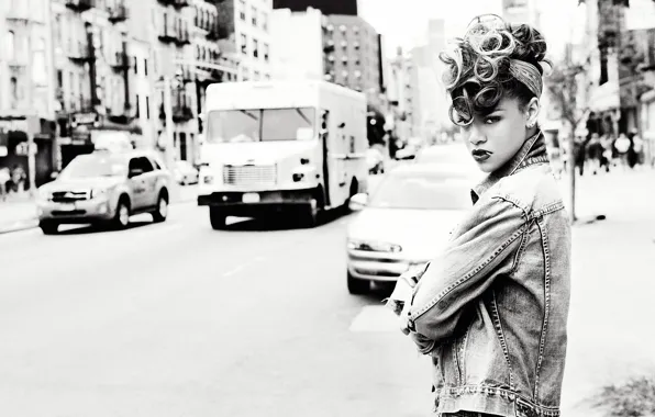Взгляд, улица, черно-белое, певица, Rihanna, причёска, кудри, на тротуаре